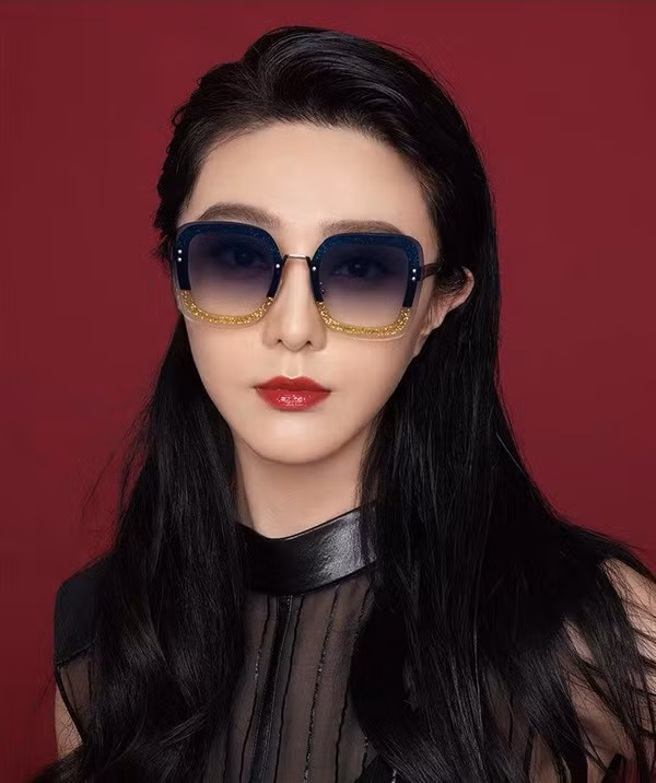 Không được mời đóng phim nên Phạm Băng Băng đành phải nhận lời mời làm người mẫu cho các tạp chí nước ngoài để duy trì tên tuổi.