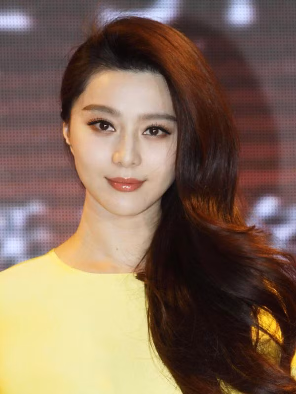 Cách đây 10 năm, Phạm Băng Băng trở thành ngôi sao dưới 30 tuổi có thu nhập cao nhất Trung Quốc. Năm 2016, với thu nhập 17 triệu USD, Phạm Băng Băng được tạp chí Forbes xếp thứ 5 trong danh sách Nữ diễn viên có thu nhập cao nhất thế giới. Vinh dự hơn, cô là ngôi sao nữ châu Á duy nhất có mặt trong danh sách này.