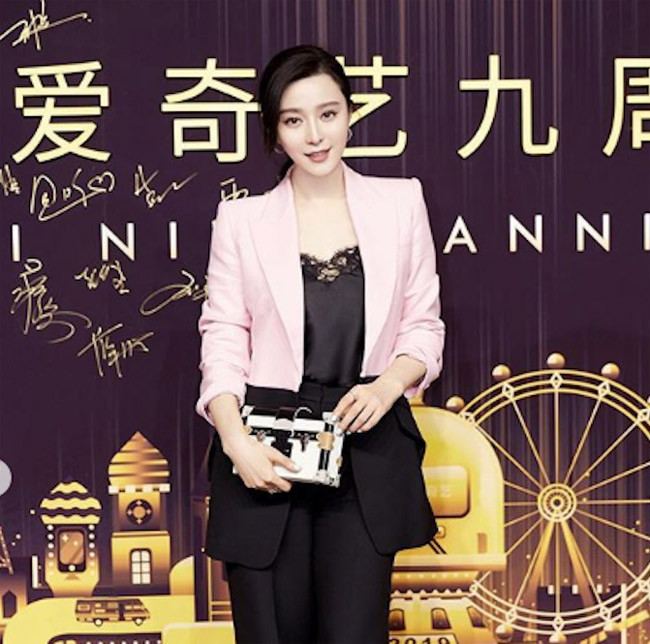 Đến giữa năm 2019, Phạm Băng Băng xuất hiện trở lại với tần suất dày đặc với mong muốn lấy lại danh tiếng. Tuy nhiên, “nữ hoàng thị phi” không nhận được sự ủng hộ của khán giả, cái tên của cô cũng không còn “hot” nữa.