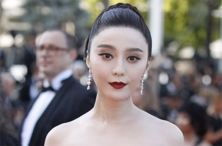 Nhưng thời kỳ hoàng kim của Phạm Băng Băng đã kết thúc vào năm 2018 khi cô bị cáo buộc tội trốn thuế và phải nộp phạt hơn 100 triệu USD. Theo truyền thông Trung Quốc, họ Phạm phải bán vội lô bất động sản ở Bắc Kinh để đóng tiền phạt.