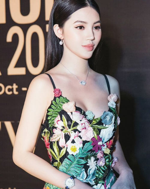 Jolie Nguyễn là hoa hậu nằm trong danh sách "Rich Kids of Vietnam" hay "Hội con nhà giàu Việt Nam".