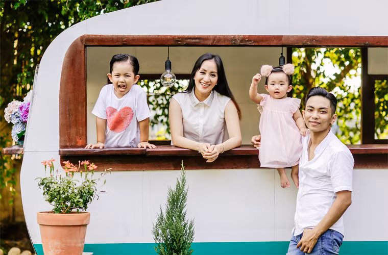 Gia đình Khánh Thi – Phan Hiển càng viên mãn hơn khi có sự xuất hiện của hai thiên thần Kubi và Anna.