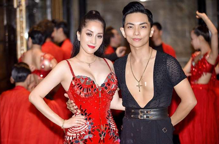 Hơn Phan Hiển 12 tuổi, mối tình của Khánh Thi lúc đó bị nhiều người đàm tiếu. Người cho là nữ hoàng dance sport yêu cậu học trò để lấp chỗ trống sau khi chia tay bạn trai Chí Anh. Người lại bảo cô yêu Phan Hiển vì gia đình anh giàu có.