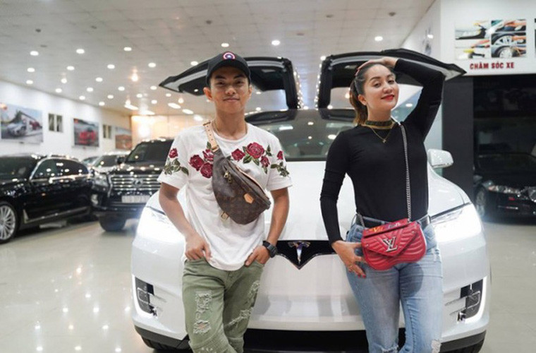 Hơn chồng cả con giáp nhưng Khánh Thi được chồng trẻ yêu chiều hết mực. Anh luôn khiến vợ cảm động vì những lần bí mật tổ chức sinh nhật, tặng vợ ô tô, nhẫn kim cương đôi, đồng hồ bằng vàng nguyên khối gắn kim cương.