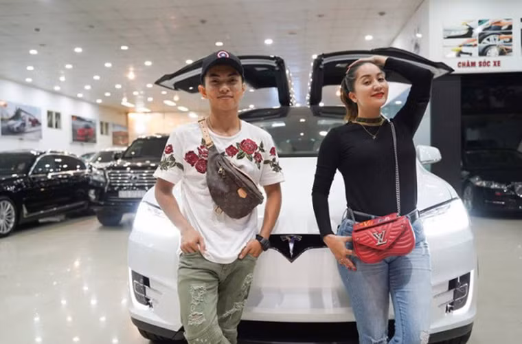 Hơn chồng cả con giáp nhưng Khánh Thi được chồng trẻ yêu chiều hết mực. Anh luôn khiến vợ cảm động vì những lần bí mật tổ chức sinh nhật, tặng vợ ô tô, nhẫn kim cương đôi, đồng hồ bằng vàng nguyên khối gắn kim cương.