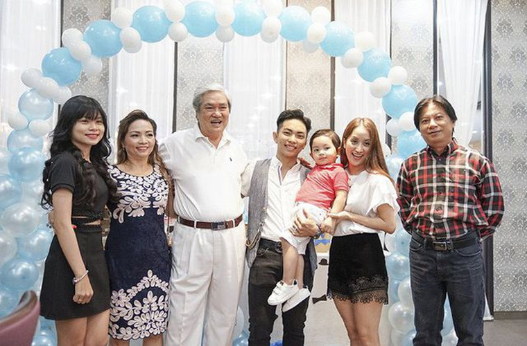 Khánh Thi rất được lòng gia đình nhà chồng vì thế sau khi sinh hai con, cô được sự hỗ trợ rất nhiều từ bố mẹ chồng trong việc chăm sóc con để Khánh Thi toàn tâm toàn ý cho công việc.