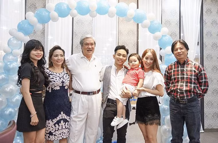 Khánh Thi rất được lòng gia đình nhà chồng vì thế sau khi sinh hai con, cô được sự hỗ trợ rất nhiều từ bố mẹ chồng trong việc chăm sóc con để Khánh Thi toàn tâm toàn ý cho công việc.