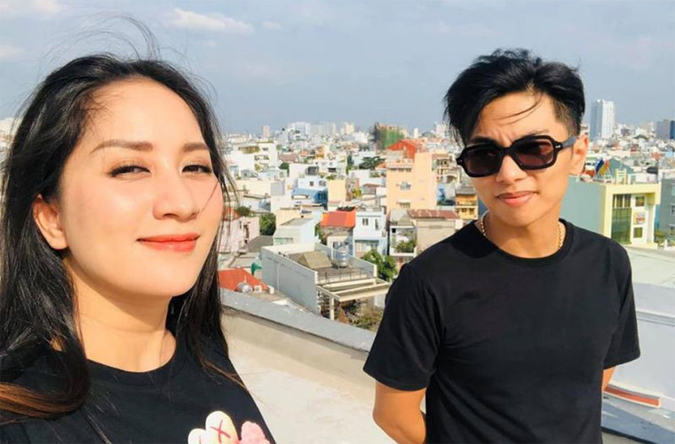 Phan Hiển chính là quý tử của gia đình có truyền thông kinh doanh bất động sản. Ông bà ngoại của anh là những doanh nhân khá thành công tại Sài Gòn. Hàng loạt cao ốc tại các con đường đẹp nằm rải rác khắp các quận nội thành được cho là thuộc sở hữu của đại gia đình Phan Hiển.