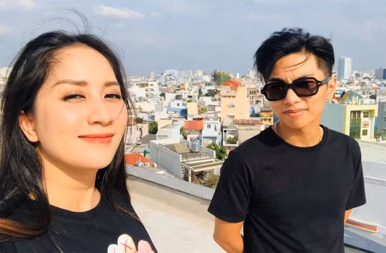 Phan Hiển chính là quý tử của gia đình có truyền thông kinh doanh bất động sản. Ông bà ngoại của anh là những doanh nhân khá thành công tại Sài Gòn. Hàng loạt cao ốc tại các con đường đẹp nằm rải rác khắp các quận nội thành được cho là thuộc sở hữu của đại gia đình Phan Hiển.