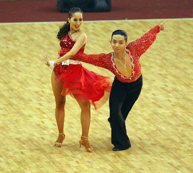 Mối quan hệ của Khánh Thi và Phan Hiển bắt đầu từ tình cô – trò khi Khánh Thi dạy Phan Hiển bộ môn dance sport. Nhưng sau đó, cả hai khiến người hâm mộ ngỡ ngàng khi tuyên bố hẹn hò vào năm 2015 sau nhiều năm bên nhau.