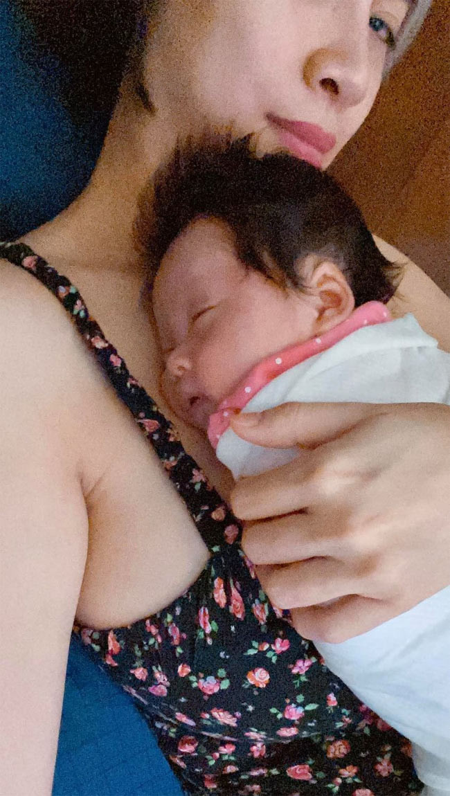 Sao Viet tram cam sau sinh…cach gi vuot qua khong hai minh, hai con?