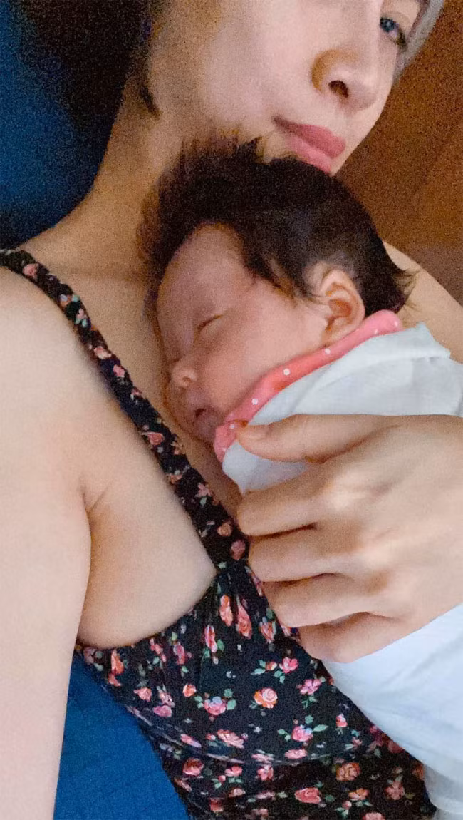 Sao Viet tram cam sau sinh…cach gi vuot qua khong hai minh, hai con?