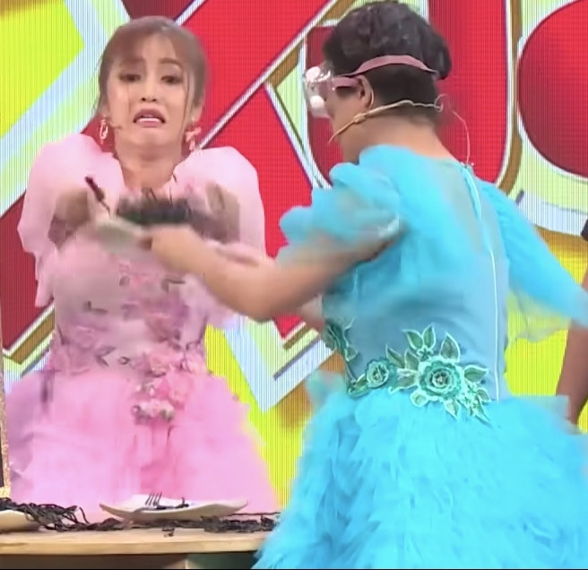 Trong chương trình “7 nụ cười xuân”, khi cùng nữ diễn viên Puka tham gia một thử thách, thay vì chọn cách ăn đĩa thức ăn đó, Lâm Vỹ Dạ thẳng tay hất thức ăn vào người Puka hai lần liên tục.