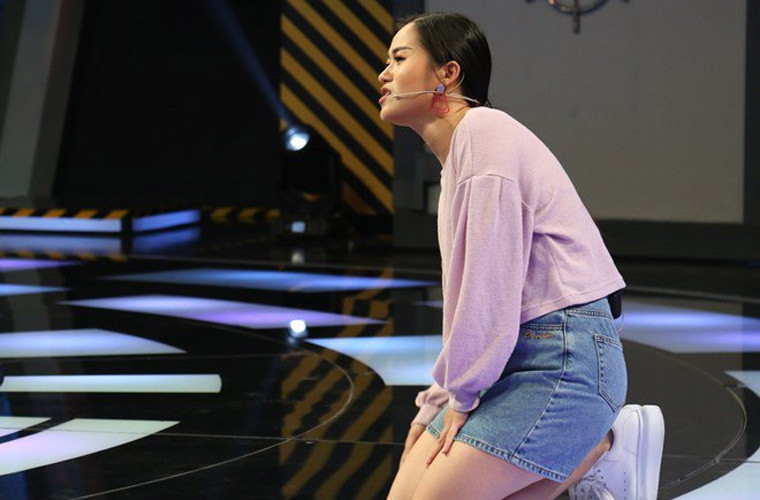 Lâm Vỹ Dạ thẳng thắn chê nam diễn viên hài Hữu Tín vừa lùn, già, xấu lại sống dai. “Người ta nói nhất lé nhì lùn là đúng rồi. Chơi không được, chưa gì mà đã trù em đi luôn anh thấy không?”, Lâm Vỹ Dạ nhận xét về Hữu Tín.