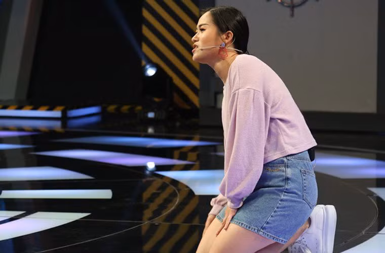 Lâm Vỹ Dạ thẳng thắn chê nam diễn viên hài Hữu Tín vừa lùn, già, xấu lại sống dai. “Người ta nói nhất lé nhì lùn là đúng rồi. Chơi không được, chưa gì mà đã trù em đi luôn anh thấy không?”, Lâm Vỹ Dạ nhận xét về Hữu Tín.