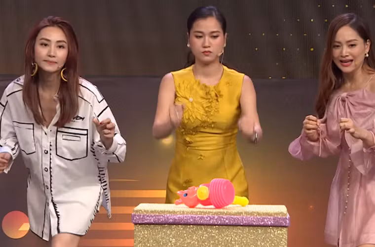 Hành động của bà xã Hứa Minh Đạt bị chỉ trích làm quá, không tôn trọng đồng nghiệp. Tuy nhiên người bênh vực cô thì cho rằng đó chỉ là cách cô giả vờ giận dỗi để đẩy chương trình lên cao trào, thêm phần kịch tính.