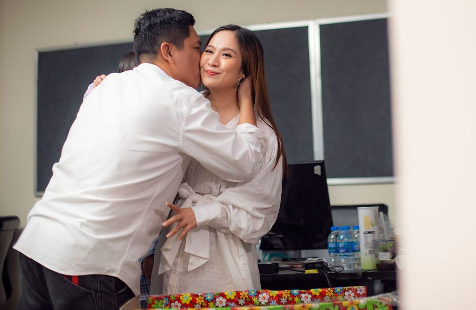 Thanh Thúy đã giả làm Đức Thịnh để nhắn tin với "tình địch" suốt 20 phút. Hai vợ chồng sau đó cùng nói chuyện thẳng thắn, nhìn nhận lại những gì đã qua, thấy điểm nào chưa hài lòng về nhau để tìm được tiếng nói chung.