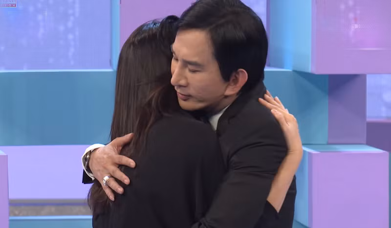 Nữ nghệ sĩ kể lại: “Tôi bảo hãy nhìn thẳng vào mắt em này và trả lời cho em biết đi. Em chỉ muốn biết sự thật có phải là như vậy không?”. Kim Tử Long đã tự thú nhận mọi chuyện, bản thân cảm thấy có lỗi với vợ nên dứt khoát với người kia.