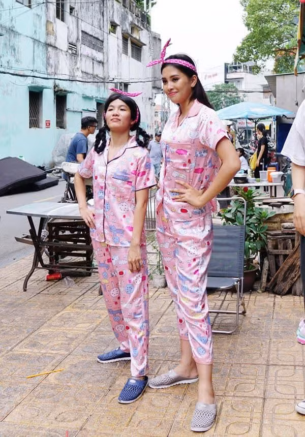 Hoa hậu Tiểu Vy diện đồ bộ thoải mái tạo dáng chuyên nghiệp.