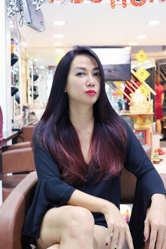 Hiện tại ở tuổi U50 Kim Khánh có một cuộc sống vui vẻ, ngoài thời gian làm việc, cô thường tranh thủ đi du lịch với bạn bè. Tuy nhiên cô không nghĩ tới chuyện kết hôn hay làm mẹ đơn thân.