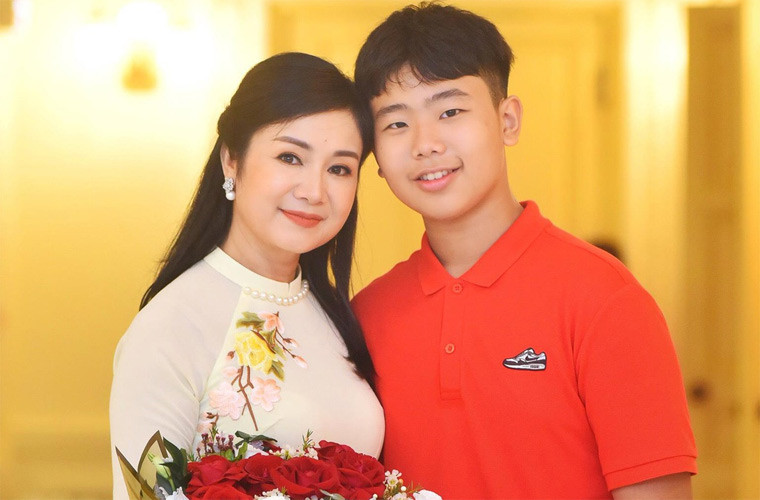 Thu Hà có hai con trai, một con trai với người chồng đầu nay đã 22 tuổi và một con trai với người chồng thứ hai, bé Bill 14 tuổi. Người chồng thứ hai của cô là một doanh nhân, hơn Thu Hà 15 tuổi. Nữ diễn viên được xét tặng danh hiệu NSND vào năm 2018.