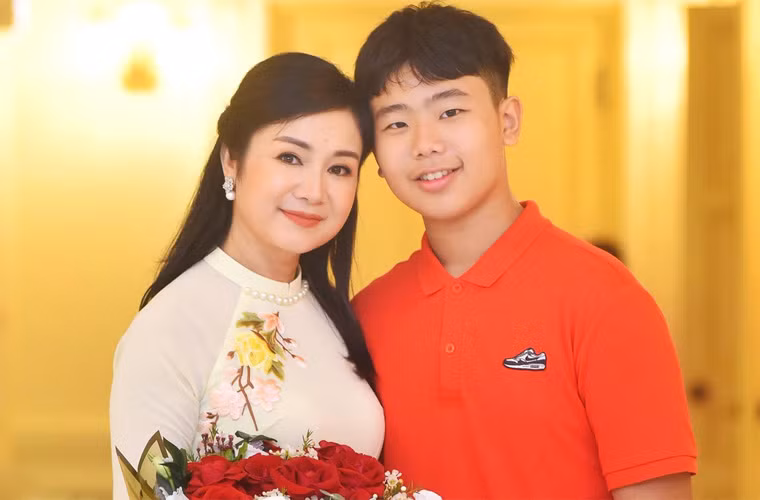 Thu Hà có hai con trai, một con trai với người chồng đầu nay đã 22 tuổi và một con trai với người chồng thứ hai, bé Bill 14 tuổi. Người chồng thứ hai của cô là một doanh nhân, hơn Thu Hà 15 tuổi. Nữ diễn viên được xét tặng danh hiệu NSND vào năm 2018.