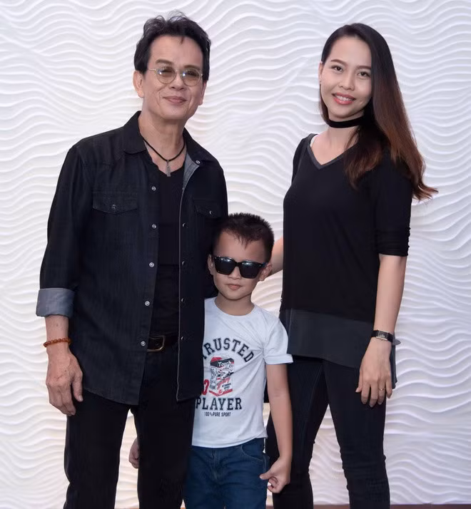 Nhạc sĩ 73 tuổi rất tự hào khi ông vẫn còn có thể sinh con ở tuổi thất thập cổ lai hy và còn nửa đùa nửa thật, không biết có sinh tiếp em bé nữa không. (Ảnh: Zing.vn)