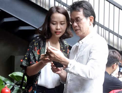 Còn Đức Huy, sau những va vấp, khó khăn trong cuộc sống, ở tuổi này, anh cũng chỉ mong có một cuộc sống bình dị bên gia đình, không tranh giành. Cũng bởi vậy nên anh và vợ trẻ rất hợp nhau về tính cách, suy nghĩ.