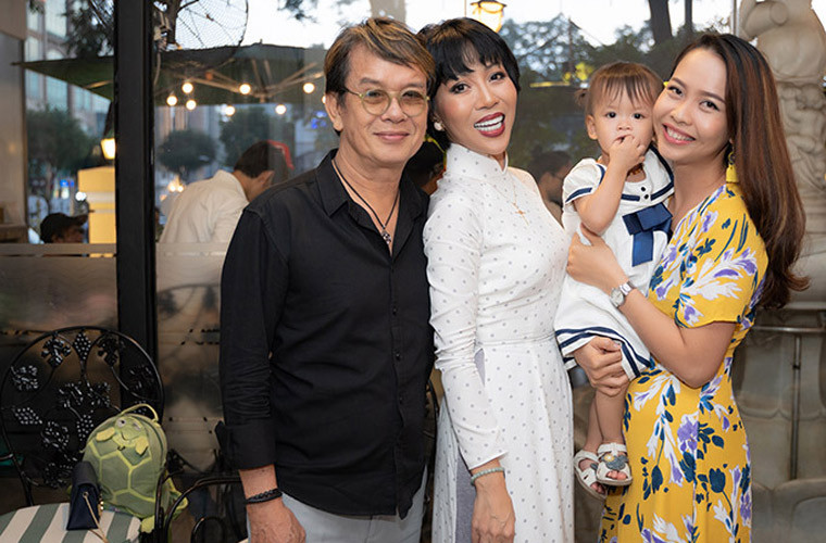 Mặc dù hơn vợ hơn 40 tuổi nhưng giữa hai vợ chồng Đức Huy – Mai Khôi không hề có khoảng cách tuổi tác. Nam nhạc sĩ từng chia sẻ: "Đầu đời của nàng và cuối đời của chàng nếu có thể hòa hợp cùng nhau thì còn gì bằng". (Ảnh: Ngôi Sao)