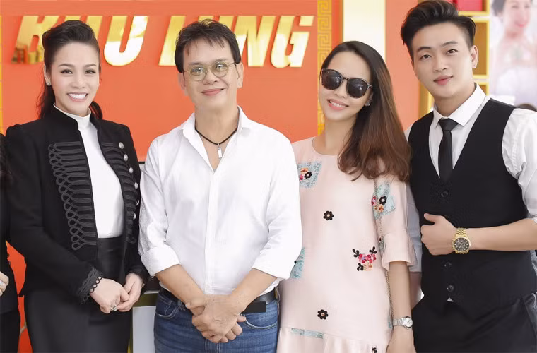 Không dành cho vợ ngôn tình sến súa, Đức Huy quan tâm đến vợ theo cách riêng của anh. Nam nhạc sĩ cho biết, anh thường giúp vợ rửa bát, nhất là khi vợ có bầu, anh giành làm hết mọi việc để vợ được nghỉ ngơi.