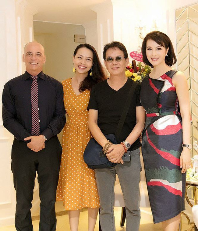 Vợ sinh con, Đức Huy chủ động giúp vợ pha sữa cho con, nửa đêm vợ đói, anh sẵn sàng đi làm đồ ăn cho vợ. Không những thế, ông bố U80 còn tham khảo rất nhiều loại sách để biết cách nuôi dạy con khoa học. (Ảnh: Tiền Phong)