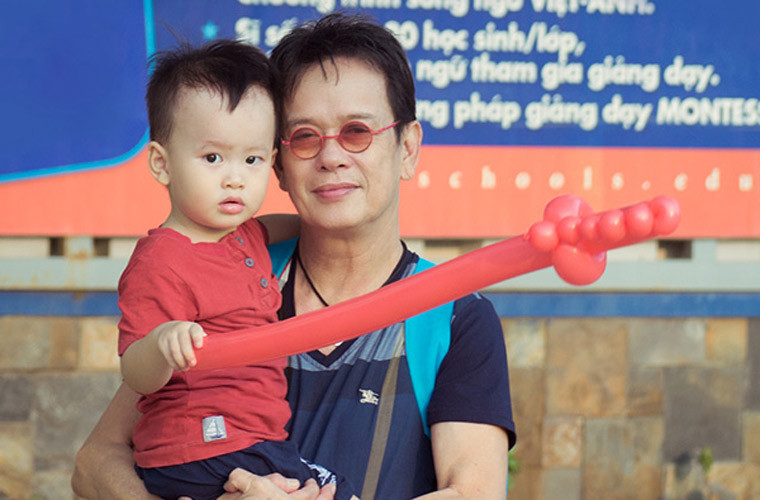 Năm 2013, vợ trẻ hạ sinh cho Đức Huy một bé trai. 4 năm sau, nhạc sĩ "Người tình trăm năm" lại chào đón thêm bé gái nữa.