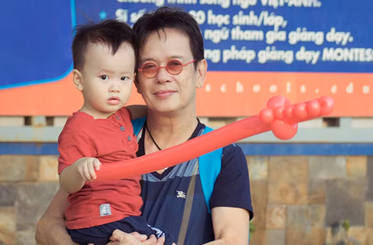 Năm 2013, vợ trẻ hạ sinh cho Đức Huy một bé trai. 4 năm sau, nhạc sĩ "Người tình trăm năm" lại chào đón thêm bé gái nữa.