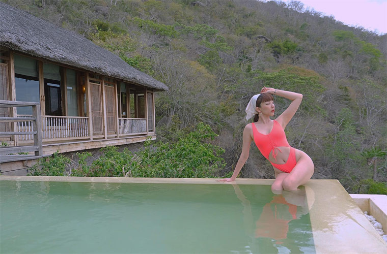 Là gương mặt trẻ nổi bật tại hải ngoại, khi về Việt Nam tham gia cuộc thi The Remix, Tóc Tiên vụt sáng, trở nên nổi tiếng.