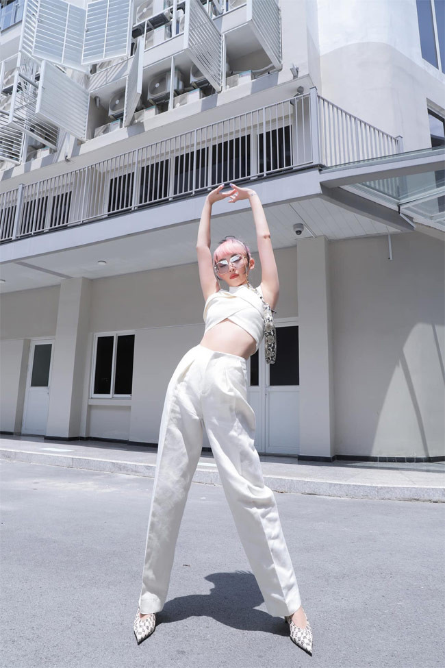 Cô được khán giả yêu mến không chỉ nhờ ngoại hình bắt mắt mà còn bởi tài nhảy điêu luyện và giọng hát nội lực.