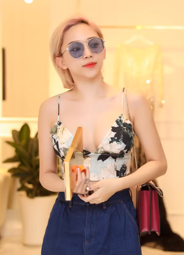 Ngoài vóc dáng gợi cảm thì những bộ cánh sexy cũng giúp Tóc Tiên tôn vinh vẻ đẹp cơ thể.