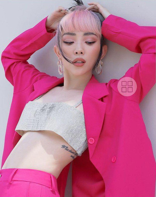 Eo thon và vòng ngực tròn đầy luôn được Tóc Tiên khoe trong những bộ cánh sexy hết nấc.