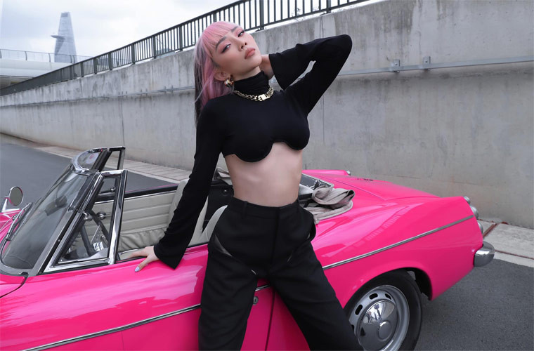 Với chiều cao 1m7, số đo ba vòng 88-62-90, nữ ca sĩ sinh năm 1989 được khen có thân hình chuẩn như người mẫu.