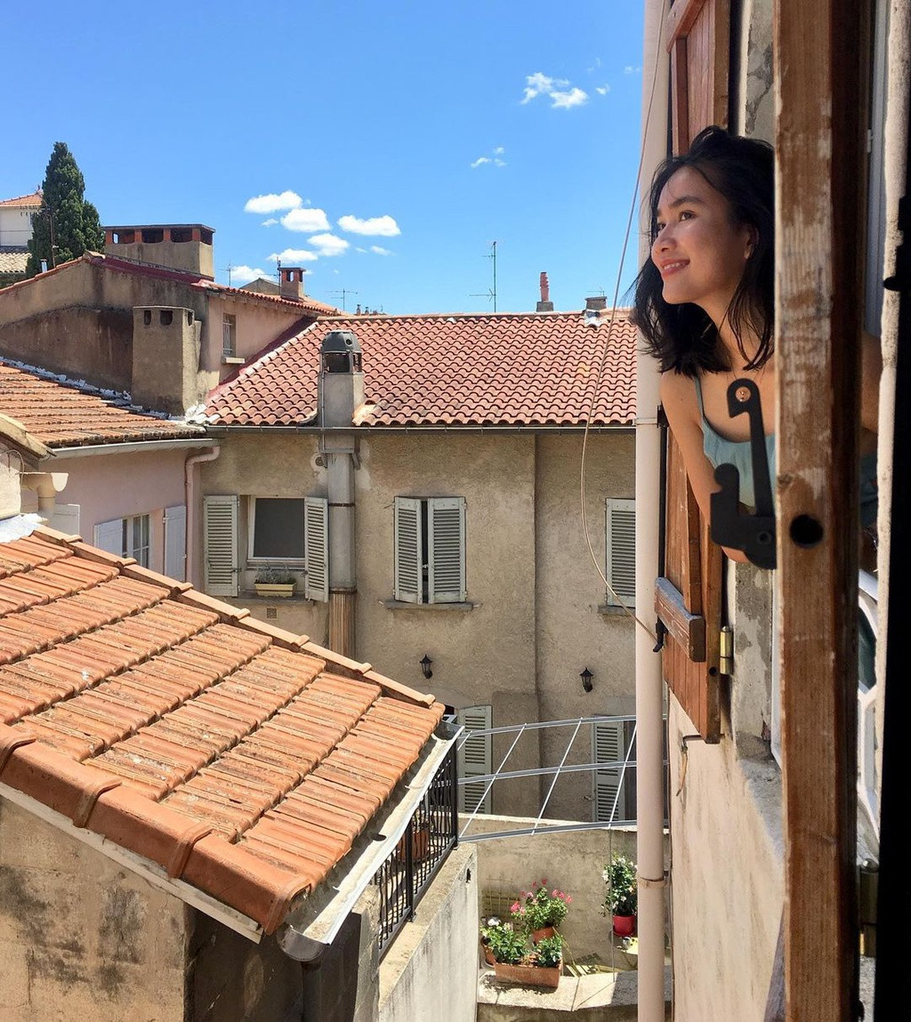 Đam mê tiếng Pháp từ nhỏ nên đất nước này không thể thiếu trong hành trang du lịch của nàng Á hậu.