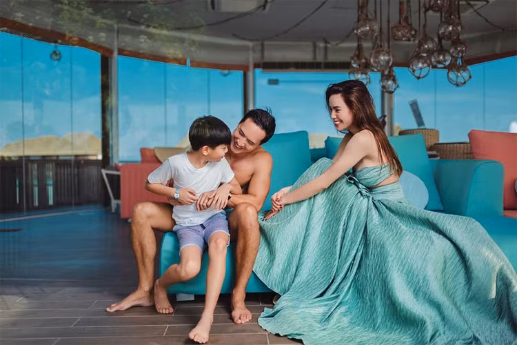 Nhìn Kim Lý vui cười, chăm sóc Subeo như cha ruột Hồ Ngọc Hà chắc chắn rất vui và yên tâm.