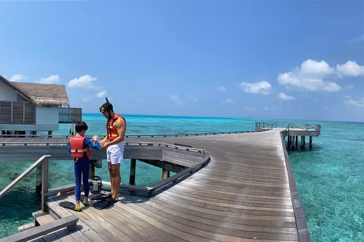 Kim Lý đưa Subeo đi bơi khi đi du lịch ở Maldives.