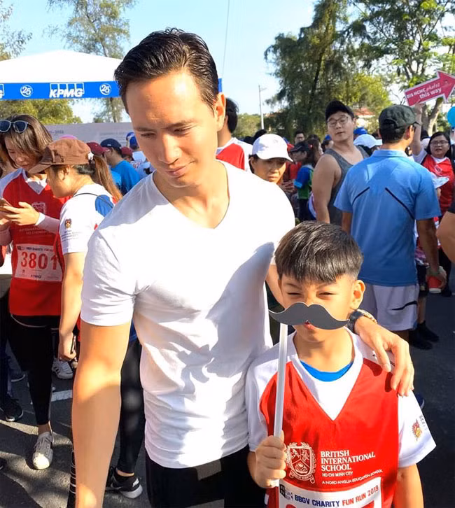 Kim Lý đến cổ vũ cho Subeo nhân dịp giải chạy marathon do trường bé tổ chức.