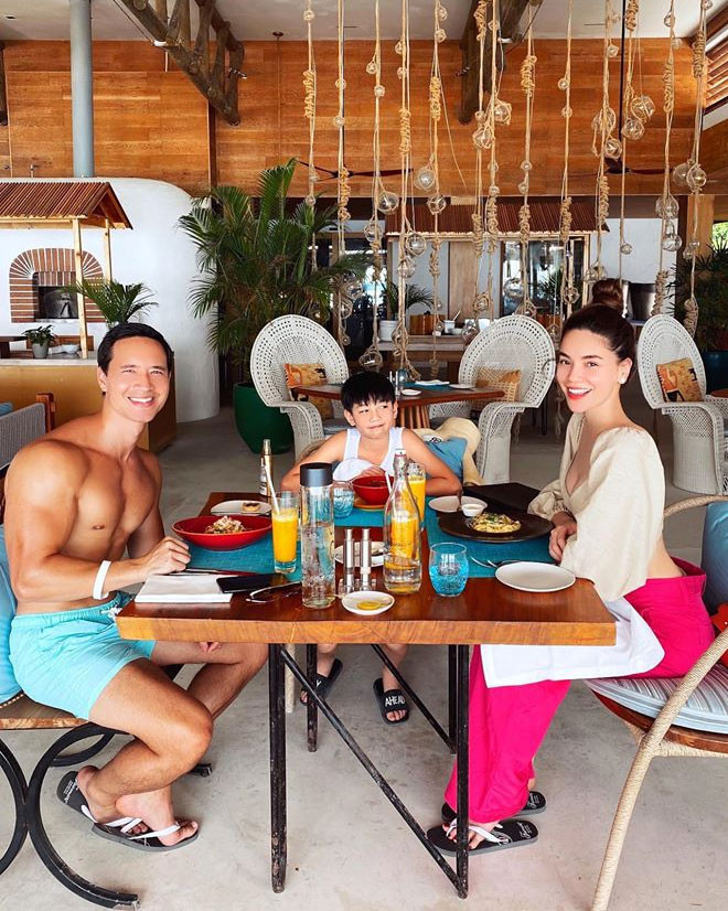 Hình ảnh ba người Kim Lý, Hồ Ngọc Hà và Subeo ấm áp như một gia đình thực sự.