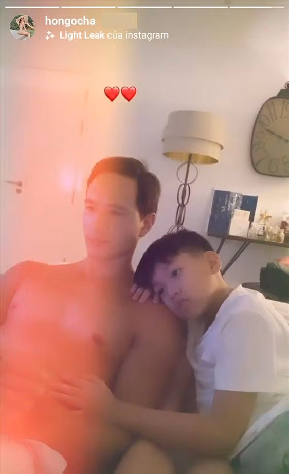 Nhìn hình ảnh Subeo đang ôm Kim Lý như thế này cũng đủ hiểu cậu bé dành tình cảm như thế nào cho anh.