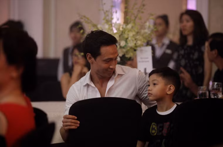 Kim Lý luôn dành cho Subeo những hành động chăm sóc rất tình cảm như cha với con. Khi cùng Subeo ngồi dưới xem mẹ Hà biểu diễn hồi đầu năm 2018, phóng viên đề nghị phỏng vấn, anh nhẹ nhàng từ chối vì lí do phải chăm trẻ và không muốn trả lời các câu hỏi riêng tư trước mặt cậu bé 7 tuổi.