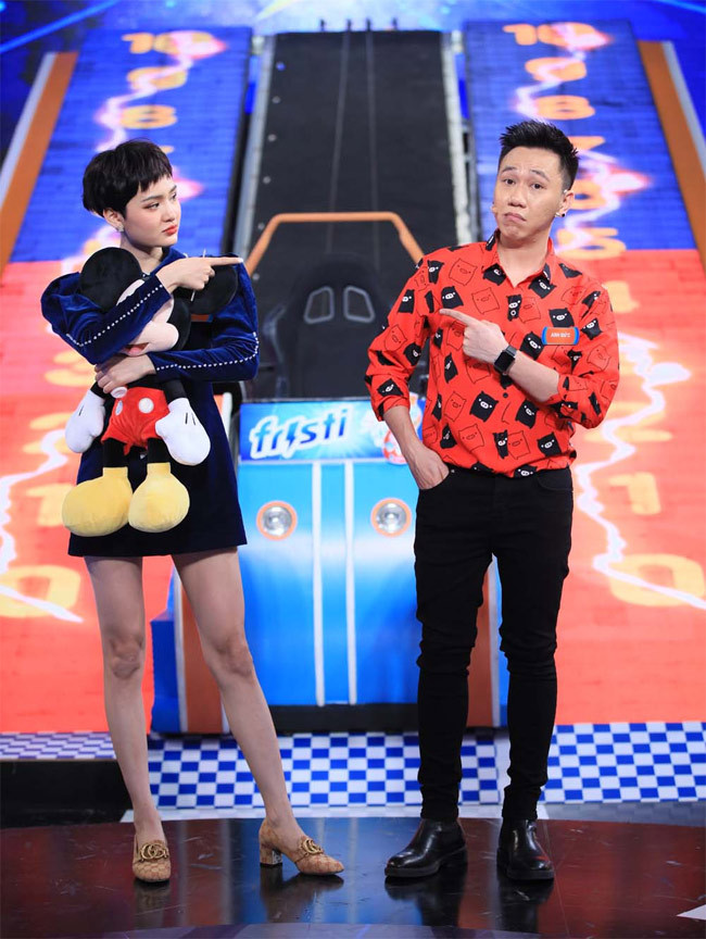 Thậm chí, Anh Đức còn được bạn thân Trấn Thành “đẩy thuyền” rất ác liệt. Khi Hiền Hồ tham gia chương trình "Giọng ải giọng ai", Trấn Thành nói: “Anh Đức sống mấy chục năm chỉ đợi Hiền Hồ thôi".