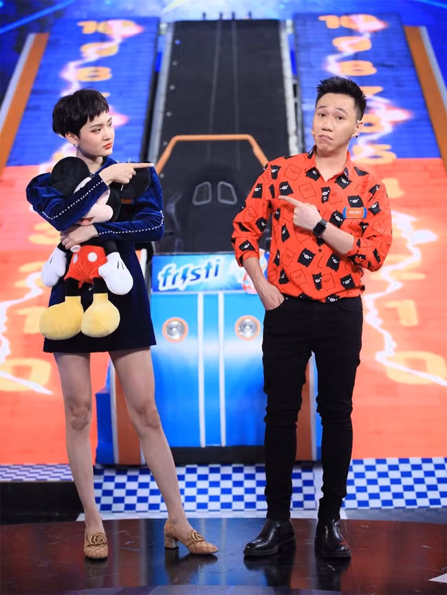 Thậm chí, Anh Đức còn được bạn thân Trấn Thành “đẩy thuyền” rất ác liệt. Khi Hiền Hồ tham gia chương trình "Giọng ải giọng ai", Trấn Thành nói: “Anh Đức sống mấy chục năm chỉ đợi Hiền Hồ thôi".