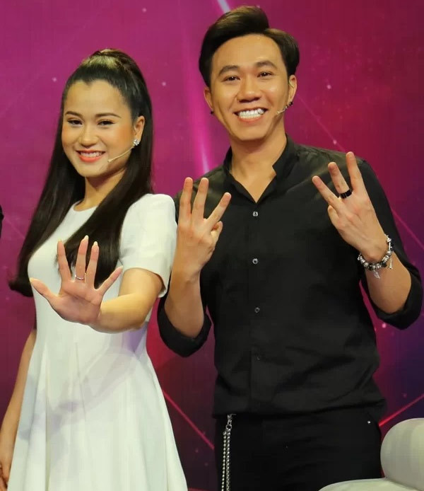 Trước khi trở thành “chàng trai ế” của Vbiz, Anh Đức từng có mối tình với nữ diễn viên hài Lâm Vỹ Dạ. Hai người yêu nhau khi cùng học trong trường sân khấu điện ảnh. Chỉ vì chút hiểu lầm hai người chia tay và giờ Lâm Vỹ Dạ đã có một gia đình hạnh phúc với nam diễn viên Hứa Minh Đạt.