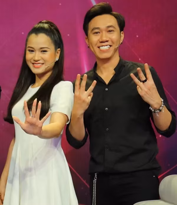 Trước khi trở thành “chàng trai ế” của Vbiz, Anh Đức từng có mối tình với nữ diễn viên hài Lâm Vỹ Dạ. Hai người yêu nhau khi cùng học trong trường sân khấu điện ảnh. Chỉ vì chút hiểu lầm hai người chia tay và giờ Lâm Vỹ Dạ đã có một gia đình hạnh phúc với nam diễn viên Hứa Minh Đạt.