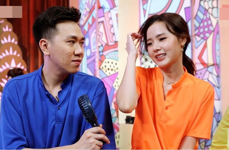 Hết thả thính trên truyền hình, nam diễn viên sinh năm 1987 còn thả thính nữ diễn viên xinh đẹp trên Facebook. Anh Đức viết: “Ai làm gì em méc anh nha". Và khi Midu hỏi lại: “Em méc anh rồi có được gì không nè” thì Anh Đức đáp liền: “Được chứ sao không".